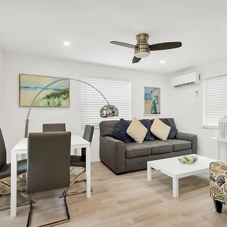 Ultra Spacious Apartment Steps From The Beach